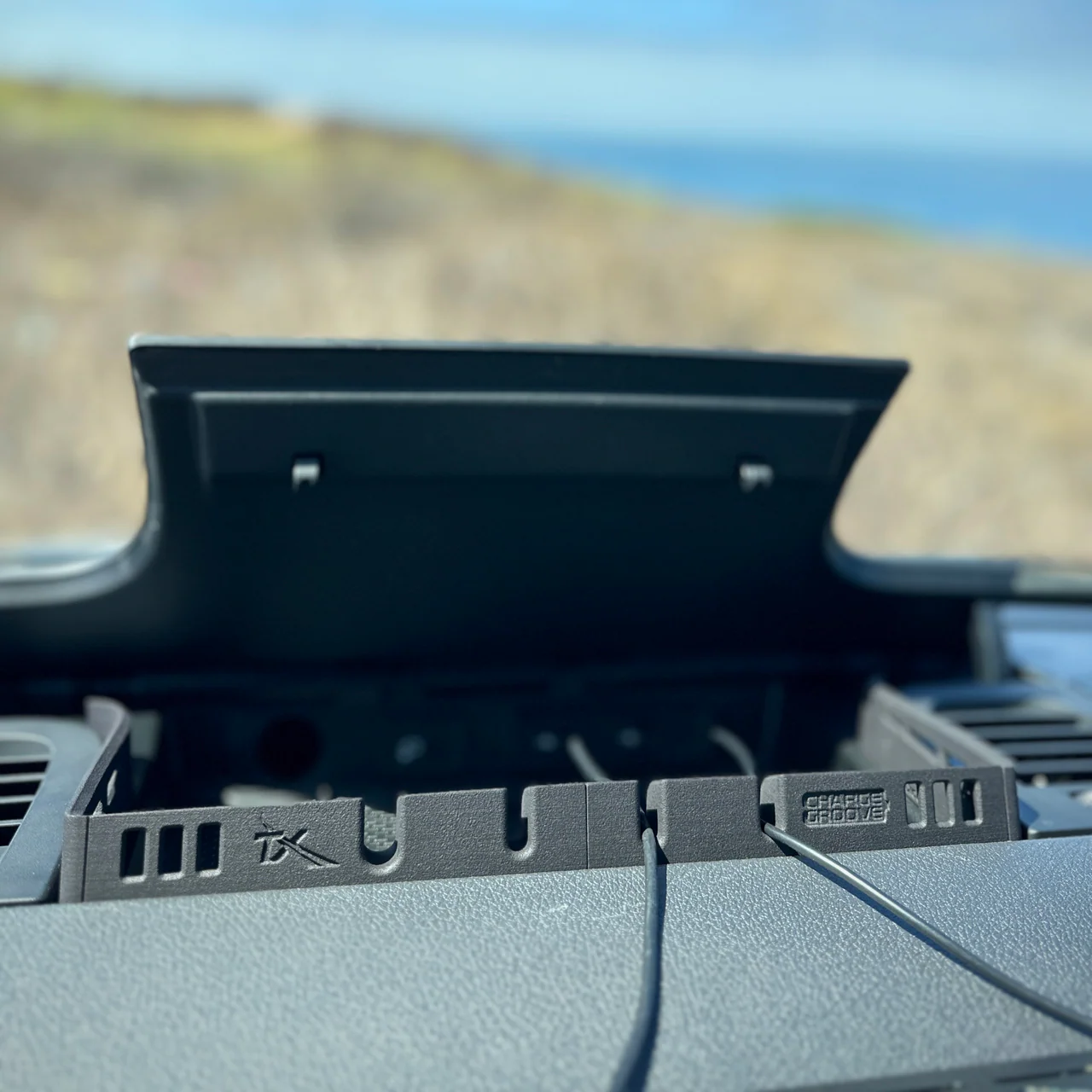Terra X Charge Groove - organizer kabli konsoli deski rozdzielczej do Mercedes Sprinter 2019+